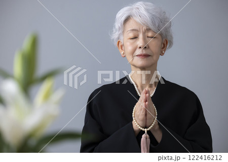 喪服を着たシニア女性 122416212