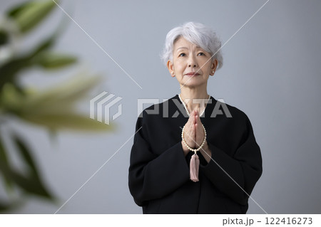 喪服を着たシニア女性 122416273