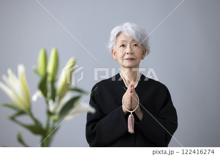 喪服を着たシニア女性 122416274
