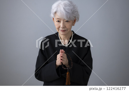 喪服を着たシニア女性 喪服を着たシニア女性 122416277