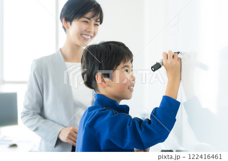 教室で授業を受ける小学生 122416461