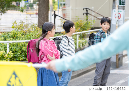 登下校する小学生 122416482