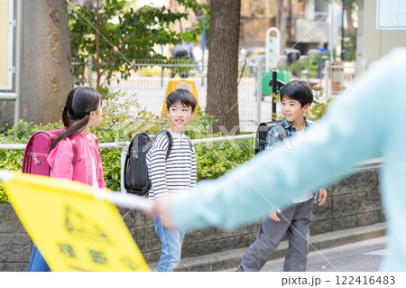 登下校する小学生 122416483