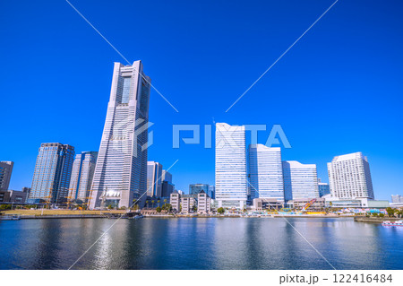 日本の横浜都市景観 希望の光…桜木町駅前の横浜ランドマークタワーなどを望む…＝令和7年1月22日 122416484