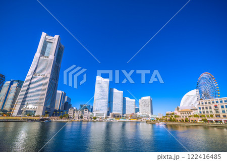 日本の横浜都市景観 希望の光…桜木町駅前の横浜ランドマークタワーなどを望む…＝令和7年1月22日 122416485