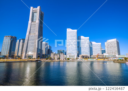 日本の横浜都市景観 希望の光…桜木町駅前の横浜ランドマークタワーなどを望む…＝令和7年1月22日 122416487