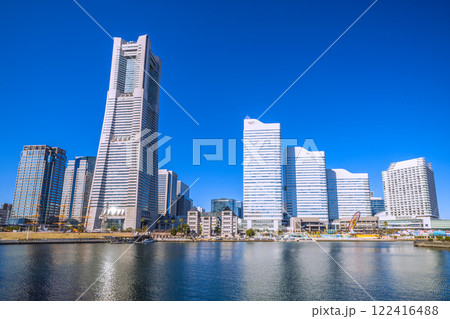 日本の横浜都市景観 希望の光…桜木町駅前の横浜ランドマークタワーなどを望む…=令和7年1月22日 日本の横浜都市景観 希望の光…桜木町駅前の横浜ランドマークタワーなどを望む…=令和7年1月22日 122416488