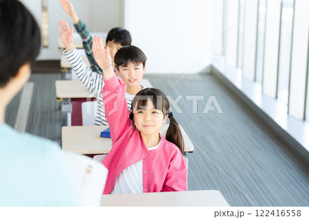 教室で挙手する小学生の授業イメージ 122416558