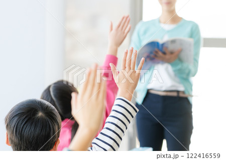 教室で挙手する小学生の授業イメージ 122416559