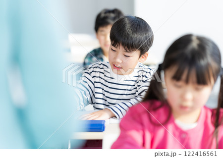 教室で授業を受ける小学生 122416561