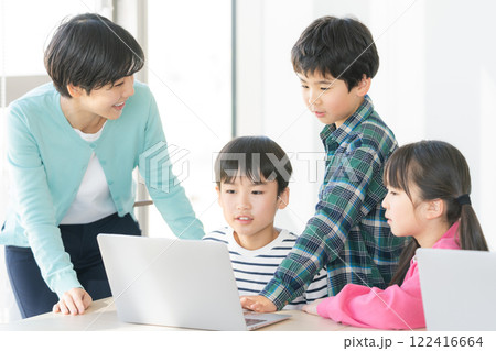 教室でパソコンを操作する小学生 教室でパソコンを操作する小学生 122416664