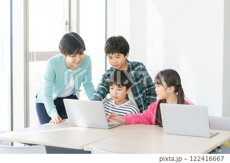 教室でパソコンを操作する小学生 122416667