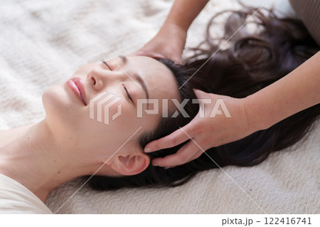 ヘッドマッサージの施術を受ける女性 122416741