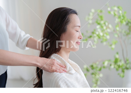 肩のマッサージをしてもらう女性 122416746