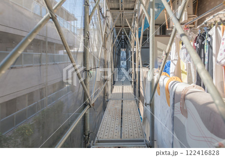 【マンション大規模修繕工事 足場と布団干し】 【マンション大規模修繕工事 足場と布団干し】 122416828