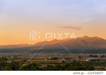 【ふらのワインハウスからの秋の夕日と十勝岳連峰】 122416837