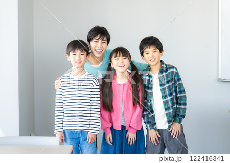 教室に並ぶクラスメイトと教師 122416841