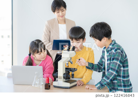 顕微鏡で観察する小学生 顕微鏡で観察する小学生 122416843