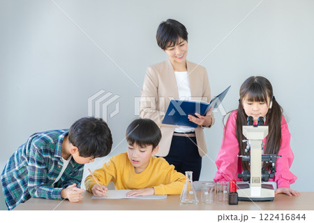 顕微鏡で観察する小学生 122416844