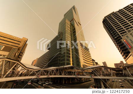 あべのハルカス　歩道橋より　夕景　見上げ　全景【同アングル1/4】 122417250