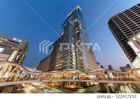 あべのハルカス　歩道橋より　夜景　見上げ　全景【同アングル3/4】 122417252