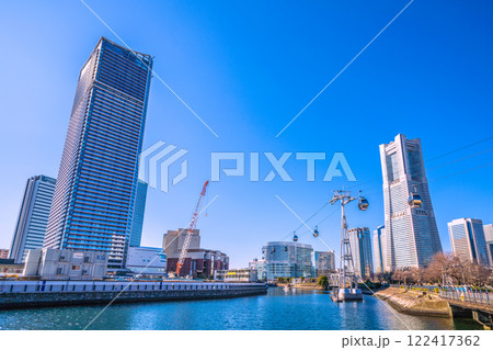 日本の横浜都市景観 横浜ランドマークタワーや汽車道などを望む。奥は桜木町駅方向…＝令和7年1月22日 122417362