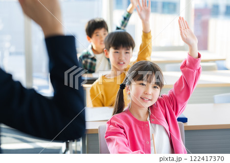 教室で挙手する小学生の授業イメージ 122417370