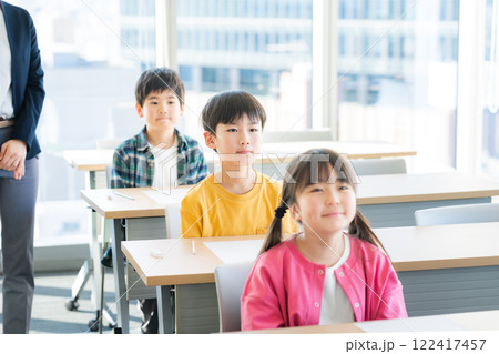 教室でテストを受ける小学生 122417457