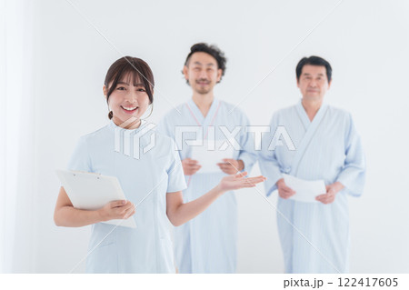 看護師と人間ドックを受ける男性患者 122417605