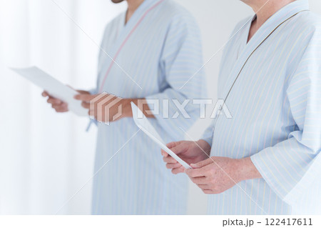 人間ドックを受ける男性患者 122417611