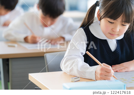 テストを受ける児童 122417618