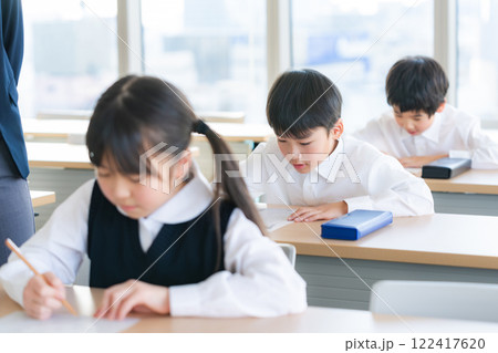 テストを受ける児童 122417620