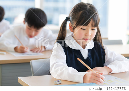 テストを受ける児童 122417778