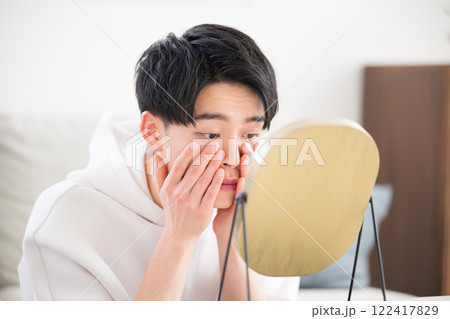 若い20代の男性のスキンケア、お手入れの美容やビューティーイメージ 122417829