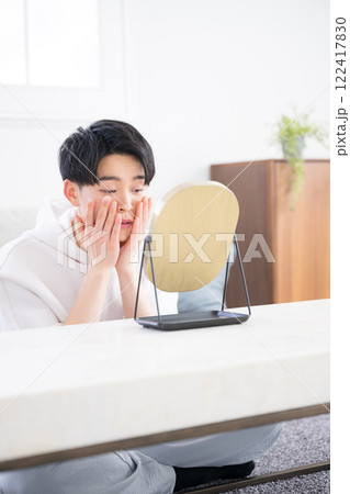 若い20代の男性のスキンケア、お手入れの美容やビューティーイメージ 若い20代の男性のスキンケア、お手入れの美容やビューティーイメージ 122417830