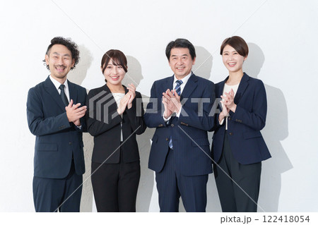 拍手する笑顔のビジネスマン複数人 122418054