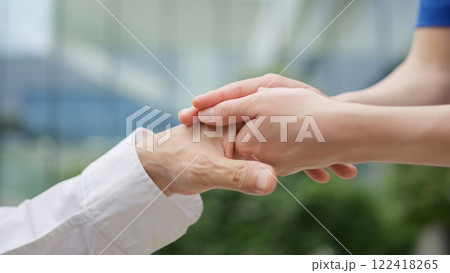 高齢者に手を差し伸べる介護士の手元 122418265