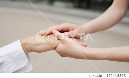 高齢者に手を差し伸べる介護士の手元 高齢者に手を差し伸べる介護士の手元 122418268