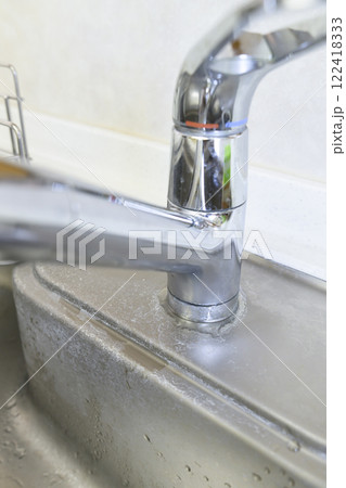 水漏れしている蛇口（実際の様子） 122418333