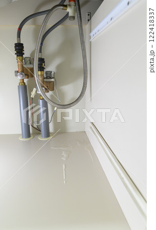 水漏れしている蛇口(実際のシンク下の様子) 水漏れしている蛇口(実際のシンク下の様子) 122418337