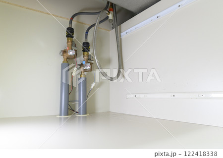 水漏れしている蛇口(実際のシンク下の様子) 水漏れしている蛇口(実際のシンク下の様子) 122418338