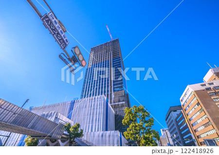 日本の横浜都市景観　関内駅前の横浜市旧市庁舎街区活用事業新築等工事などを望む＝令和7年1月22日 122418926