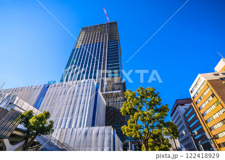 日本の横浜都市景観　関内駅前の横浜市旧市庁舎街区活用事業新築等工事などを望む＝令和7年1月22日 122418929