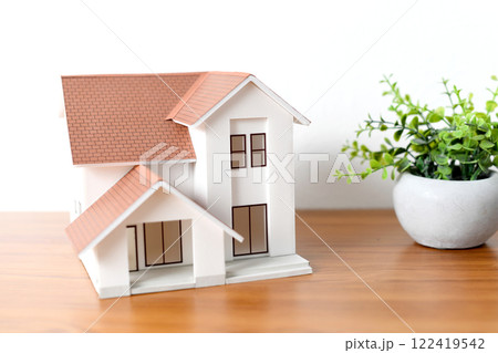 シンプルな戸建ての住宅模型のイメージ 122419542