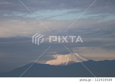 山の上に雪がつもり雲のかかる富士山と青空とくものある冬空の風景 122419589