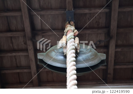 神社にある綱のついた鐘の見える風景 122419590