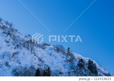 雪山の稜線と青空 122419629