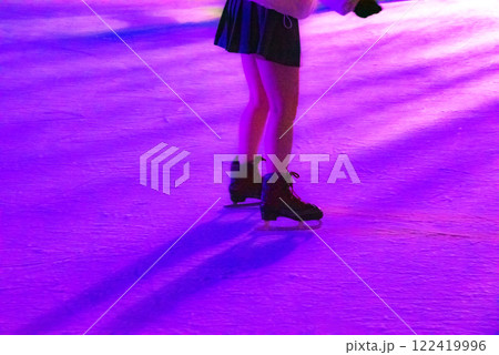 ピンク色のライトのなかで水面の白鳥の様に優雅にスケート ピンク色のライトのなかで水面の白鳥の様に優雅にスケート 122419996