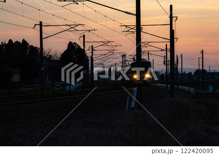【夕焼け素材】夕暮れのあいの風とやま鉄道の風景【富山県】 122420095