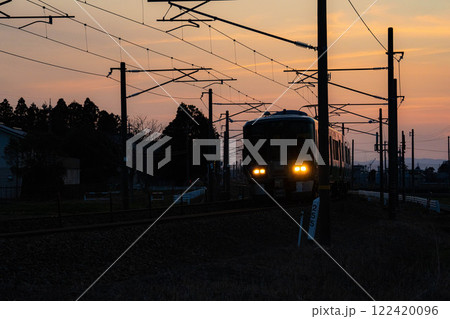 【夕焼け素材】夕暮れのあいの風とやま鉄道の風景【富山県】 【夕焼け素材】夕暮れのあいの風とやま鉄道の風景【富山県】 122420096